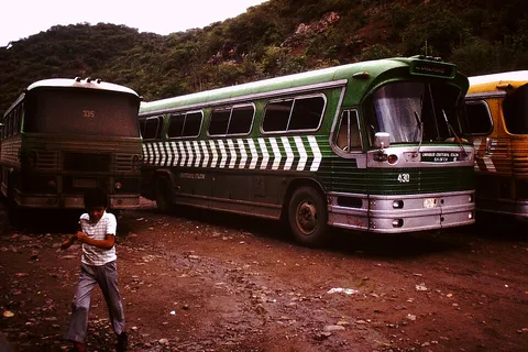 1984 muddy bus stop in Mexico + Running boy. Archiv Spielvogel