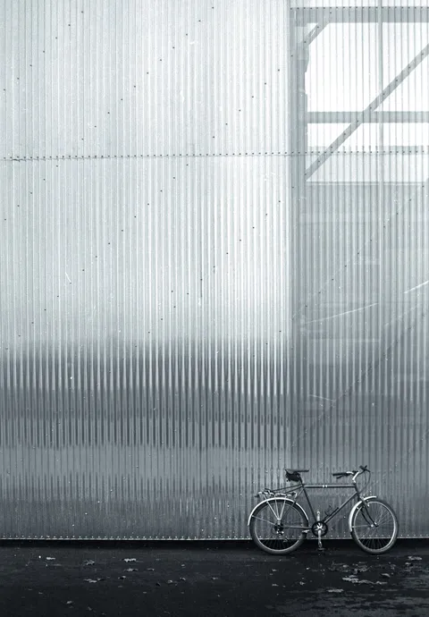 Le vélo et le hangar, shot on Pentax K1000