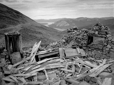 Stone houses belonging to the Mountain Hero mine (10568281235)