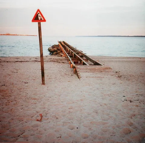 Vorsicht Steinschlag am Strand von Eckernförde