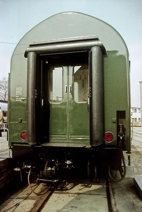 Y-B 70-Bc(me), Stirnwand