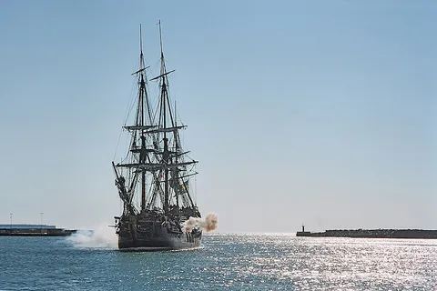 Götheborg III ger salut i Visby hamn